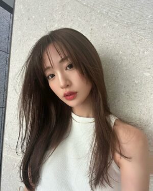 Yūmi Shida Instagram - 暗めのアッシュ入れて色落ち楽しめるように🫶🏻
顔周りも動きだしてもらた♡

ネイルはシンプルキラキラよっ💅🏼
ハンドフットなのに秒で終わる天才🙂‍↕️💖

#newhair #newnails #女の子ママ #ママコーデ #トリートメント #髪質改善 #渋谷トリートメント