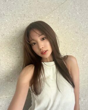 Yūmi Shida Instagram - 暗めのアッシュ入れて色落ち楽しめるように🫶🏻
顔周りも動きだしてもらた♡

ネイルはシンプルキラキラよっ💅🏼
ハンドフットなのに秒で終わる天才🙂‍↕️💖

#newhair #newnails #女の子ママ #ママコーデ #トリートメント #髪質改善 #渋谷トリートメント