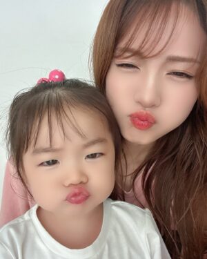 Yūmi Shida Instagram - おうちでゆったりDAYだった時の🌻
メイク変えたら好評だった🥹嬉し

2歳になった娘はやっぱり天使です
１日何回かわいいいいい！！！！言ってるんだろw

もう可愛い言いすぎて言われる前に顔で分かるのか
先に「かーわーいい⤴︎」って言う娘😂✨