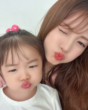 Yūmi Shida Instagram - おうちでゆったりDAYだった時の🌻
メイク変えたら好評だった🥹嬉し

2歳になった娘はやっぱり天使です
１日何回かわいいいいい！！！！言ってるんだろw

もう可愛い言いすぎて言われる前に顔で分かるのか
先に「かーわーいい⤴︎」って言う娘😂✨