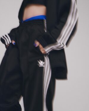 Yuri Tsunematsu Instagram - 💙🖤💙
Play with Layering, 1000 Different Styles.
『レイヤードで遊ぶ、それぞれのスタイル。』

adidas Originalsからスリーストライプスのスタイルを踏襲した、「adicolor WINTER x HOME」が発売されます。

今回の私のスタイルは
リサイクル素材を一部使用した、タートルネックのスリムに動きのあるトランクトップを合わせ、ボトムスはシルエットが可愛いトラックパンツを合わせました💙
青の差し色が所々にあるのが可愛い😏

シューズは秋冬にぴったりな、モコモコとしたアッパーと厚底ソールが特徴のスニーカーをチョイス💭
このスニーカー本当にフワフワで履き心地が良かったです！

皆さんも是非 @adidastokyo @adidasoriginals をチェックしてみてください🖤💙

#adicolor #adidasoriginals #PR