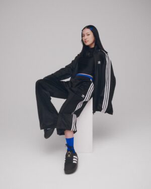 Yuri Tsunematsu Instagram - 💙🖤💙
Play with Layering, 1000 Different Styles.
『レイヤードで遊ぶ、それぞれのスタイル。』

adidas Originalsからスリーストライプスのスタイルを踏襲した、「adicolor WINTER x HOME」が発売されます。

今回の私のスタイルは
リサイクル素材を一部使用した、タートルネックのスリムに動きのあるトランクトップを合わせ、ボトムスはシルエットが可愛いトラックパンツを合わせました💙
青の差し色が所々にあるのが可愛い😏

シューズは秋冬にぴったりな、モコモコとしたアッパーと厚底ソールが特徴のスニーカーをチョイス💭
このスニーカー本当にフワフワで履き心地が良かったです！

皆さんも是非 @adidastokyo @adidasoriginals をチェックしてみてください🖤💙

#adicolor #adidasoriginals #PR