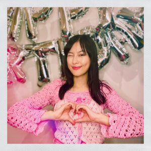 Yuri Tsunematsu Instagram - 🎀⭒₊ ⊹₊🎀
9月生まれの方！
お誕生日おめでとうございます✨
皆さんにとって素敵な一年になりますように！！

今月の #ツネからの誕生日動画 は…!
最近編んだ服でお祝いさせて頂きました💁🏻‍♀️💞

何年か前に買った @ganni のピンクニット。
寒い日にも着られるように長袖を付けたくて
今回編んでみました🧶
付け長袖だから、Tシャツとかシンプルな服にも合わせる事が出来る。冷房よけにもなる、優秀…✨🙆🏻‍♀️✨
次は何を編もうかな〜

とにかく早く涼しくなってほしい…🍁🍂

#yuritunes #恒私服