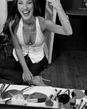 Yüsra Geyik Instagram - Rüya Emirkıran is the new black
@taskagitmakas.dizi @kanald BU AKŞAM 🦢