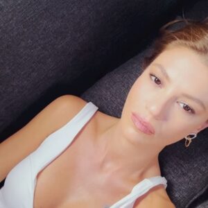 Yüsra Geyik Instagram - Rüya Emirkıran is the new black
@taskagitmakas.dizi @kanald BU AKŞAM 🦢