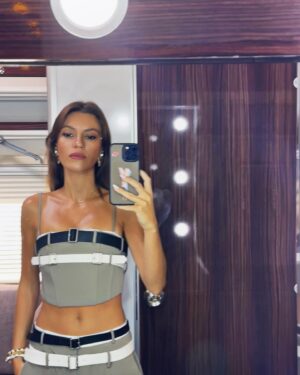 Yüsra Geyik Instagram - Rüya Emirkıran is the new black
@taskagitmakas.dizi @kanald BU AKŞAM 🦢