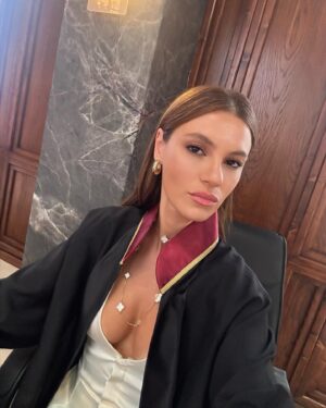 Yüsra Geyik Instagram - Rüya Emirkıran is the new black
@taskagitmakas.dizi @kanald BU AKŞAM 🦢