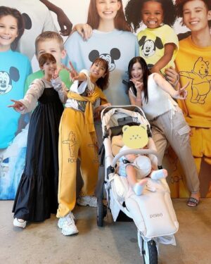 Yuu Tejima Instagram - 💙💚💛

@wcjapan の展示会へ！

今回の新作もめちゃくちゃ可愛かったです🤩

個人的にレオパード柄がマイブームなので最後の写真のトップス買う♡真里ちゃんとオソロする♡
　
　

スウェットとかも可愛いのたくさんあってどの柄と色にしようか悩み中🩵

🌈

若槻さんにもお会いできて嬉しかったです🤗
てじっ子も抱っこしてもらえてハッピー🙌
　
　

展示会でめちゃくちゃ忙しいのに私の面倒な絡みにもめちゃくちゃちゃんと対応してくれた若槻さん。　
相変わらずやさぴー🐥🩷　
　
　
ありがとうございます！！

🍀

みんなも売り切れる前に新作チェックすべし🫶

#wcj #展示会　#若槻千夏　#さん　#矢口真里　#牧野真莉愛 #ちゃん
#3枚めの写真の私のポーズ不気味