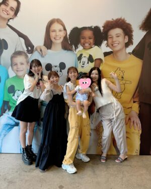 Yuu Tejima Instagram - 💙💚💛

@wcjapan の展示会へ！

今回の新作もめちゃくちゃ可愛かったです🤩

個人的にレオパード柄がマイブームなので最後の写真のトップス買う♡真里ちゃんとオソロする♡
　
　

スウェットとかも可愛いのたくさんあってどの柄と色にしようか悩み中🩵

🌈

若槻さんにもお会いできて嬉しかったです🤗
てじっ子も抱っこしてもらえてハッピー🙌
　
　

展示会でめちゃくちゃ忙しいのに私の面倒な絡みにもめちゃくちゃちゃんと対応してくれた若槻さん。　
相変わらずやさぴー🐥🩷　
　
　
ありがとうございます！！

🍀

みんなも売り切れる前に新作チェックすべし🫶

#wcj #展示会　#若槻千夏　#さん　#矢口真里　#牧野真莉愛 #ちゃん
#3枚めの写真の私のポーズ不気味