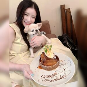 Yuu Tejima Instagram - ・

お犬会でちょびっと早いお誕生日祝いしてもらっちゃった💓

嬉しい〜🎂

毎年ありがとう✨🐶✨

#誕生日  #ありがとう　#ぺきちわ