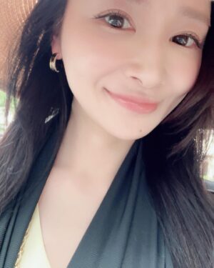 Yuu Tejima Instagram - ・

アレンジしやすいように顔周りの髪の毛少し切りましたん🤏

分かりにくっっ！！！笑

でも切ったの💇‍♀️

#イメチェン　#プチ　#レイヤー　#髪の毛自分で巻けない　#不器用　#器用になりたい