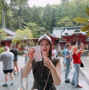 Yuu Tejima Instagram - ・
　

誕生日迎えて最初のおみくじ⛩️
　
　

今年も大吉でした🙌

　
🍀

やっぱり嬉しい✨

そんなこんなで誕生日祝いで家族旅行へ🐥
　
　
　　

👗　

私服のワンピースは
@jusglitty_official 
 
 
　

#おみくじ　#おみくじ大吉 
#待ち人の所いつも来ないって書かれてる人は私　　
#箱根神社　#九頭龍神社　#龍神水　#家族旅行
#旅行　#誕生日記念
#ジャスグリッティー