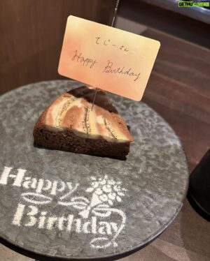 Yuu Tejima Instagram - 🐰

みるきーがお誕生日のお祝いしてくれましたぁ🥳
@miyukichan919 
　
　

お誕生日いつでしたっけ？

みたいな顔してずっと過ごしてて最後にサプライズしてくれるとはっっっ😳
　
　

だもんで知っててくれたのー？！
って言ったら

「当たり前じゃないですかぁぁぁあ♡」

と満面の笑みでケーキとプレゼントとお手紙出てきた🎁　
　
　

男前っていうか…なんだ？女前？？…姉御！！！
って感じ💜
惚れ直してまうやろーーーー😍
　
　
　

子守もサプライズも上手いみるきーいつもありがとう🌈　
　
　

　

#お誕生日　#お祝い　#ありがとう　#姉さん　#粋
#頼りにしてます　#渡辺美優紀 #🫶　　
#いつも手書きのお手紙くれる