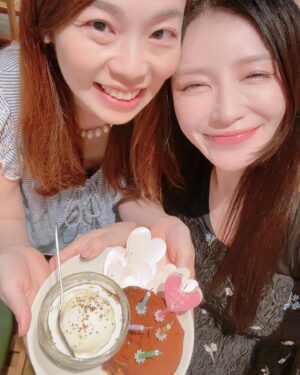 Yuu Tejima Instagram - ・

ヨーコちゃんにお誕生日祝いしてもらったよ🎂

すんごい色々考えてくれてスーパーサプライズでした🥺
その優しさに感動して泣いてしまった😭❤️

　
　

プレゼントも私の事よく分かってる〜！！
っていうか、
　

これ欲しいって前に言った事あったっけ？😳？！

っていうくらいビンゴに欲しかった木のお皿と箸置きとランチョンマットセット🐥🍽️

どっひゃーーーー🙌
　
　

🐤

最後から2番目の写真🤳顔はどうであれ…w髪の毛のところに緑のハート出来てた💚

私達これからも良い事あるなこりゃ✨🌈✨　　

うちら2人とも栄養士免許持ってるし一緒に料理番組やるのが夢なの叶うかな😁🍚🥢
　
　
　

毎年わざわざお祝いしてくれて嬉しいandありがと💖

#ヨーコちゃん　#誕生日　#誕生日サプライズ #ありがとう 
#感動