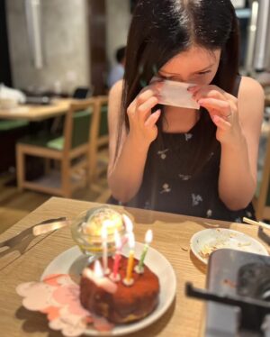 Yuu Tejima Instagram - ・

ヨーコちゃんにお誕生日祝いしてもらったよ🎂

すんごい色々考えてくれてスーパーサプライズでした🥺
その優しさに感動して泣いてしまった😭❤️

　
　

プレゼントも私の事よく分かってる〜！！
っていうか、
　

これ欲しいって前に言った事あったっけ？😳？！

っていうくらいビンゴに欲しかった木のお皿と箸置きとランチョンマットセット🐥🍽️

どっひゃーーーー🙌
　
　

🐤

最後から2番目の写真🤳顔はどうであれ…w髪の毛のところに緑のハート出来てた💚

私達これからも良い事あるなこりゃ✨🌈✨　　

うちら2人とも栄養士免許持ってるし一緒に料理番組やるのが夢なの叶うかな😁🍚🥢
　
　
　

毎年わざわざお祝いしてくれて嬉しいandありがと💖

#ヨーコちゃん　#誕生日　#誕生日サプライズ #ありがとう 
#感動