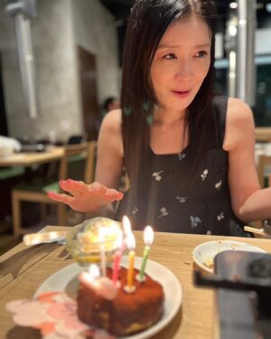 Yuu Tejima Instagram - ・

ヨーコちゃんにお誕生日祝いしてもらったよ🎂

すんごい色々考えてくれてスーパーサプライズでした🥺
その優しさに感動して泣いてしまった😭❤️

　
　

プレゼントも私の事よく分かってる〜！！
っていうか、
　

これ欲しいって前に言った事あったっけ？😳？！

っていうくらいビンゴに欲しかった木のお皿と箸置きとランチョンマットセット🐥🍽️

どっひゃーーーー🙌
　
　

🐤

最後から2番目の写真🤳顔はどうであれ…w髪の毛のところに緑のハート出来てた💚

私達これからも良い事あるなこりゃ✨🌈✨　　

うちら2人とも栄養士免許持ってるし一緒に料理番組やるのが夢なの叶うかな😁🍚🥢
　
　
　

毎年わざわざお祝いしてくれて嬉しいandありがと💖

#ヨーコちゃん　#誕生日　#誕生日サプライズ #ありがとう 
#感動