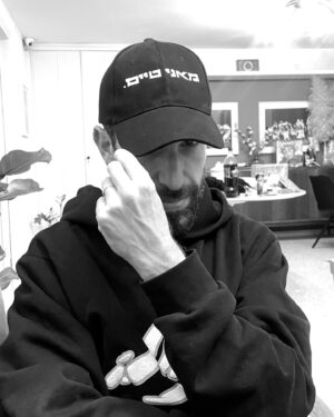 Yuval Scharf Instagram - אוכל לי איברים בפנים כבר יותר מעשור. 👃🏻👂🏻👅👀
ט״ו לאב 
#tolove#טובאב