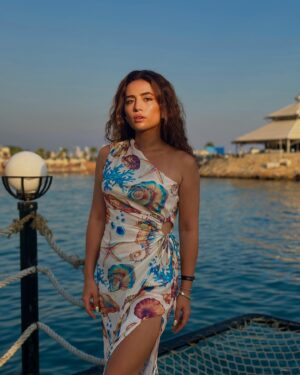 Zarina Qurbanova Instagram - Arallq dənizi sahilində su pərisi görüldü🥹🧜‍♀️🐙🐠🌊🌎❤️