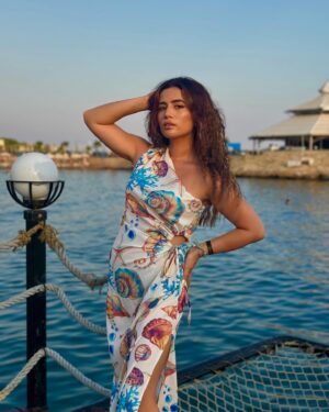 Zarina Qurbanova Instagram - Arallq dənizi sahilində su pərisi görüldü🥹🧜‍♀️🐙🐠🌊🌎❤️