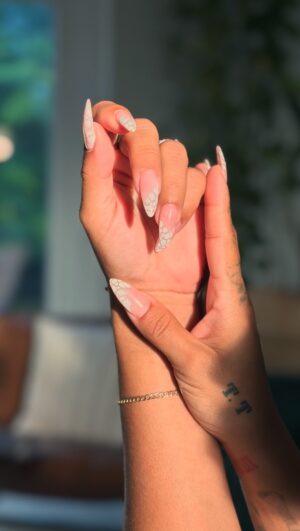 Zashia Monique Santiago Instagram - Thank you @beautyby_bells for our set beautiful 🥹💕 #Miami 

If you’re in miami yall, follow my boo 💅🏽