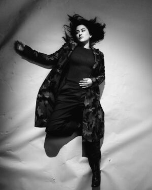 Zelda Williams Instagram - Throwback to when @devinyalkin let me destroy his backdrop in the pursuit of Willem Dafoe photoshoot realness. 

Willem Dafotoshoot? 

Regardless, still in pursuit! 😂