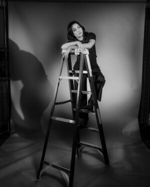 Zelda Williams Instagram - Throwback to when @devinyalkin let me destroy his backdrop in the pursuit of Willem Dafoe photoshoot realness. 

Willem Dafotoshoot? 

Regardless, still in pursuit! 😂