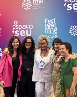 Zélia Duncan Instagram - Ontem foi dia de encontrar as irmãs-ímãs , dia de sonhar com um mundo melhor pra  mulherada e pro mundo, nesse festival de atitude e coragem, comandado pela craque e adorável @anafontesbr  há 13 anos e dividindo palco com a brilhante e carismática @egnaldacortes. Obrigada por tanto carinho e aprendizado! Foi muito importante pra nós! @festivalrme @imaconexoes @anavitoriasu @helenaduncan____. música de @zbaleiro e @zeliaduncan