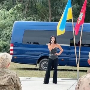 Zlata Ognevich Instagram - Нещодавно мала честь знову зустрітися з нашими захисниками та захисницями. Це неймовірно сильні люди, які своєю мужністю та відвагою дарують нам усім віру, силу та надію на кращі часи. Ми не лише співали, але й довго розмовляли, обіймалися та фотографувалися – кожна зустріч із вами наповнює моє серце вдячністю.

Дякую кожному з вас за те, що ви захищаєте нашу країну, за можливість співати та творити на рідній землі. Ваш подвиг – це те, що надихає продовжувати боротьбу, і кожен ваш крок наближає нас до перемоги ❤️🇺🇦

Сил вам, наші Герої! Скоро знову побачимося ✨

#ZlataOgnevich #Україна #ЗСУ #прикордонники #українці #СлаваУкраїні #ЗбройніСилиУкраїни