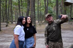Zlata Ognevich Instagram - Нещодавно мала честь знову зустрітися з нашими захисниками та захисницями. Це неймовірно сильні люди, які своєю мужністю та відвагою дарують нам усім віру, силу та надію на кращі часи. Ми не лише співали, але й довго розмовляли, обіймалися та фотографувалися – кожна зустріч із вами наповнює моє серце вдячністю.

Дякую кожному з вас за те, що ви захищаєте нашу країну, за можливість співати та творити на рідній землі. Ваш подвиг – це те, що надихає продовжувати боротьбу, і кожен ваш крок наближає нас до перемоги ❤️🇺🇦

Сил вам, наші Герої! Скоро знову побачимося ✨

#ZlataOgnevich #Україна #ЗСУ #прикордонники #українці #СлаваУкраїні #ЗбройніСилиУкраїни