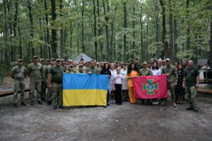 Zlata Ognevich Instagram - Нещодавно мала честь знову зустрітися з нашими захисниками та захисницями. Це неймовірно сильні люди, які своєю мужністю та відвагою дарують нам усім віру, силу та надію на кращі часи. Ми не лише співали, але й довго розмовляли, обіймалися та фотографувалися – кожна зустріч із вами наповнює моє серце вдячністю.

Дякую кожному з вас за те, що ви захищаєте нашу країну, за можливість співати та творити на рідній землі. Ваш подвиг – це те, що надихає продовжувати боротьбу, і кожен ваш крок наближає нас до перемоги ❤️🇺🇦

Сил вам, наші Герої! Скоро знову побачимося ✨

#ZlataOgnevich #Україна #ЗСУ #прикордонники #українці #СлаваУкраїні #ЗбройніСилиУкраїни
