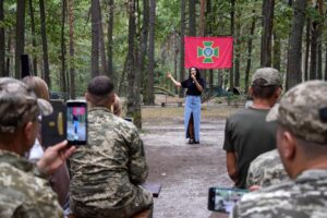 Zlata Ognevich Instagram - Нещодавно мала честь знову зустрітися з нашими захисниками та захисницями. Це неймовірно сильні люди, які своєю мужністю та відвагою дарують нам усім віру, силу та надію на кращі часи. Ми не лише співали, але й довго розмовляли, обіймалися та фотографувалися – кожна зустріч із вами наповнює моє серце вдячністю.

Дякую кожному з вас за те, що ви захищаєте нашу країну, за можливість співати та творити на рідній землі. Ваш подвиг – це те, що надихає продовжувати боротьбу, і кожен ваш крок наближає нас до перемоги ❤️🇺🇦

Сил вам, наші Герої! Скоро знову побачимося ✨

#ZlataOgnevich #Україна #ЗСУ #прикордонники #українці #СлаваУкраїні #ЗбройніСилиУкраїни