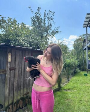 Zsá Zsá Inci Bürkle Instagram - Welches Huhn ist das Wilde?🐓🎀