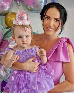 Zuzana Žilinčíková Instagram - Naša milovaná dcérka Aurora oslávila 1 rok! Ten čas tak neuveriteľne rýchlo beží a musím povedať, že tento rok bol tým mojim najkrajším v živote. Aj keď začiatky s malým bábätkom sú pre prvorodičku vždy ťažké, nakoniec sa všetko dostalo do zabehnutého rytmu a môj život konečne dostal zmysel..a keďže sa s mojou polovičkou snažíme byť pre Auroru tými najlepšími rodičmi, zorganizovali sme jej narodeninovú oslavu v rodinnom kruhu a upiekli sme pre ňu vlastnými rukami TORTU. Myslím, že sa nám podarila nielen chuťovo ale aj design môže konkurovať vyškoleným cukrárkam. 🦋 kúpiť tortu dokáže hocikto, ale my sme to dokázali spoločnými silami♥️