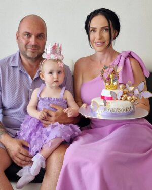 Zuzana Žilinčíková Instagram - Naša milovaná dcérka Aurora oslávila 1 rok! Ten čas tak neuveriteľne rýchlo beží a musím povedať, že tento rok bol tým mojim najkrajším v živote. Aj keď začiatky s malým bábätkom sú pre prvorodičku vždy ťažké, nakoniec sa všetko dostalo do zabehnutého rytmu a môj život konečne dostal zmysel..a keďže sa s mojou polovičkou snažíme byť pre Auroru tými najlepšími rodičmi, zorganizovali sme jej narodeninovú oslavu v rodinnom kruhu a upiekli sme pre ňu vlastnými rukami TORTU. Myslím, že sa nám podarila nielen chuťovo ale aj design môže konkurovať vyškoleným cukrárkam. 🦋 kúpiť tortu dokáže hocikto, ale my sme to dokázali spoločnými silami♥️