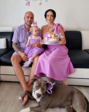 Zuzana Žilinčíková Instagram - Naša milovaná dcérka Aurora oslávila 1 rok! Ten čas tak neuveriteľne rýchlo beží a musím povedať, že tento rok bol tým mojim najkrajším v živote. Aj keď začiatky s malým bábätkom sú pre prvorodičku vždy ťažké, nakoniec sa všetko dostalo do zabehnutého rytmu a môj život konečne dostal zmysel..a keďže sa s mojou polovičkou snažíme byť pre Auroru tými najlepšími rodičmi, zorganizovali sme jej narodeninovú oslavu v rodinnom kruhu a upiekli sme pre ňu vlastnými rukami TORTU. Myslím, že sa nám podarila nielen chuťovo ale aj design môže konkurovať vyškoleným cukrárkam. 🦋 kúpiť tortu dokáže hocikto, ale my sme to dokázali spoločnými silami♥️