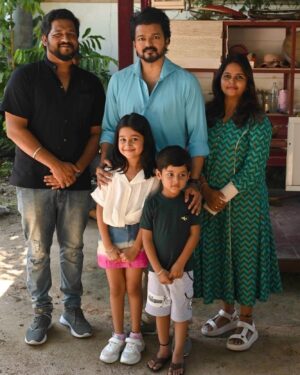 aazhiya sj Instagram - We love you sir 💖 

Thalapathy Fan forever 🤩🤩💖💖

.
@jayshree_senthil @akhilan_sj 
.
#pictoframe 
#thalapathy #vijaysir #goat #goatkid #goatchildartist
#aazhiya #akhilan