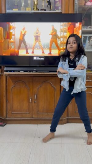 aazhiya sj Instagram - Vibing for Matta song 🫶🏻❤️ 

@agsentertainment @archanakalpathi 
@actorvijay @trishakrishnan #matta #mattasong #hookstep #yellowsaree  #aazhiya #childartist