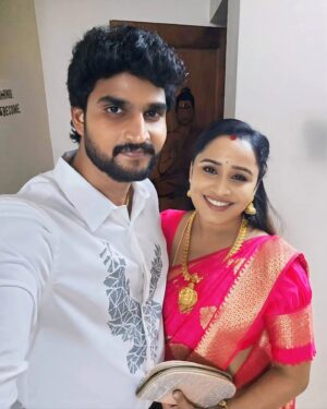 vj Santhiya Instagram - தவமின்றி கிடைத்த வரமே @murali90m9 🫂🥰

#smilemore #spreadlove #anbeyshivam #gowiththeflow #livetogether #livethemoment #avalsanthiya #mrsmurali