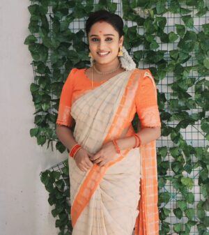 vj Santhiya Instagram - Saree from😍 @rangmayura_ 
Blouse😍 @trendz_with_ak

👉Premium quality 
👉Checked cotton saree 
👉Silver zari With Contrast blouse 
👉Reasonable price 
👉Colours available 
👉Soft cotton 
👉💯 Trusted page 
👉DM @rangmayura_ 
👉Offers open hurry up guys

 #rangamayura #sareescollection #silkcotton #softcotton
#sungudisaree #avalsanthiya #vijatelevison #sareelove