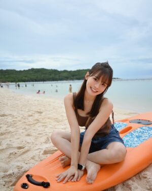 林莎 Instagram - ～～飛到越南富國島啦 🇻🇳！！！
一直好想來這裡，感謝食尚玩家圓夢🫶🏻❤️❤️

今天剛好是越南的國慶日，紅通通的好熱鬧～
也遇到好多熱情的台灣遊客真的太開心哩

照片是卞大哥拍的，我也幫他拍了很多養眼照🤣 快去看

#食尚玩家天菜就醬吃