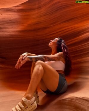 Angélique Mastio Instagram - Antelope Canyon coup de ❤️ 
Swipe pour voyager avec nous à travers ces merveilles sculptées par le temps. 🌍🚐

1: NJ en kiff et avec de belles épaules 😮
2: NJ mignonne qui admire le décor 
3: le canyon et le ciel
4: Antelope canyon ❤️
5: La team (la moitié)
6: un autre endroit du canyon
7: NJ qui tape la pause
8: NJ heureuse qui regarde le haut du canyon ❤️

Se perdre dans les méandres de la nature pour mieux se retrouver soi-même. Chaque tournant cache une beauté insoupçonnée, comme dans la vie. 🌄✨

#RoadTripVibes #AntelopeCanyon #VanLifeAdventures #Wanderlust #roadsurfer #NatureLovers #ExploreTheWorld #TravelGram #NomadLifestyle #CanyonDreams #NaturePhotographers #LostInNature