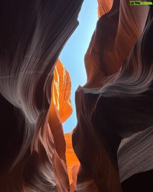 Angélique Mastio Instagram - Antelope Canyon coup de ❤️ 
Swipe pour voyager avec nous à travers ces merveilles sculptées par le temps. 🌍🚐

1: NJ en kiff et avec de belles épaules 😮
2: NJ mignonne qui admire le décor 
3: le canyon et le ciel
4: Antelope canyon ❤️
5: La team (la moitié)
6: un autre endroit du canyon
7: NJ qui tape la pause
8: NJ heureuse qui regarde le haut du canyon ❤️

Se perdre dans les méandres de la nature pour mieux se retrouver soi-même. Chaque tournant cache une beauté insoupçonnée, comme dans la vie. 🌄✨

#RoadTripVibes #AntelopeCanyon #VanLifeAdventures #Wanderlust #roadsurfer #NatureLovers #ExploreTheWorld #TravelGram #NomadLifestyle #CanyonDreams #NaturePhotographers #LostInNature