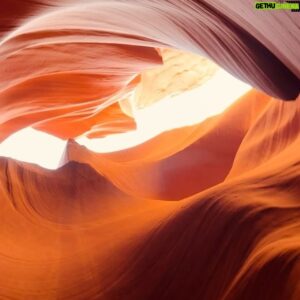 Angélique Mastio Instagram - Antelope Canyon coup de ❤️ 
Swipe pour voyager avec nous à travers ces merveilles sculptées par le temps. 🌍🚐

1: NJ en kiff et avec de belles épaules 😮
2: NJ mignonne qui admire le décor 
3: le canyon et le ciel
4: Antelope canyon ❤️
5: La team (la moitié)
6: un autre endroit du canyon
7: NJ qui tape la pause
8: NJ heureuse qui regarde le haut du canyon ❤️

Se perdre dans les méandres de la nature pour mieux se retrouver soi-même. Chaque tournant cache une beauté insoupçonnée, comme dans la vie. 🌄✨

#RoadTripVibes #AntelopeCanyon #VanLifeAdventures #Wanderlust #roadsurfer #NatureLovers #ExploreTheWorld #TravelGram #NomadLifestyle #CanyonDreams #NaturePhotographers #LostInNature