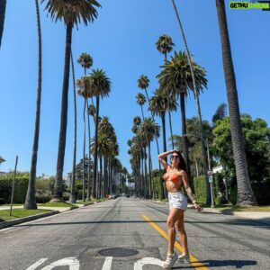 Angélique Mastio Instagram - ✨ Vivre le rêve américain 🇺🇸
Entre Hollywood et les avenues bordées de palmiers, chaque instant est un pur kiffe. 

Partager ce road trip avec LA Team, c’est juste incroyable ! Moments de liberté, rires à en perdre la voix et soleil à gogo 🌞
Rien de tel que l’aventure sur les routes américaines pour créer des souvenirs inoubliables.
Let’s go, next stop 🌍✨
📍LAS VEGAS 🤪

#DreamBig #RoadTripVibes #LAAdventure #VoyageEntreAmis #Liberté #ExploreTheWorld #PalmTreesAndSunshine #HollywoodDreams #roadsurfer #kohlanta