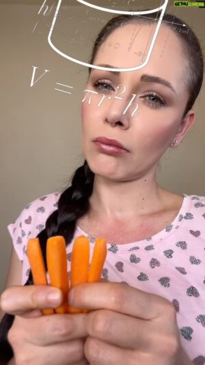Candy Montesinos Instagram - No muerdas la mano que te dio de comer! A ti, quién te la mordió? #metáfora