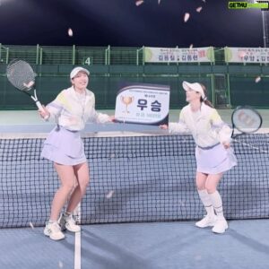 Hong Soo-ah Instagram - “KATA 2024. 10.5 한방바이오 제천시장배”

드디어 완국을 🌼💕 이뤘습니다. 
그토록 절실했던 
우여곡절이 많았던 ”완국“ !! 🏆🥇
💖💖💖

소중한 인연으로 나에게 와준 미성이💖
참 참하고 착하고 이뿐데, 
공은 무섭게 뿌시는아이! 🔥
우리 미성이 중간에 잠시 별나라 다녀온거
안비밀 🫢……. 휴 ㅋㅋㅋㅋㅋㅋㅋ
☄️🔥 나는 복도 많다 🥹💖
파트너 업고 다닐거에요… (무거움🥲) 
ㅋㅋㅋㅋㅋㅋㅋㅋㅋ
첫눈에 반했던 아이 😍
주국화 넌 국화가 어울려 👏🏻👏🏻👏🏻
추카해!! 그리구 고맙고 감사해 
🌼💕👉🏻 @mizzing_e 

우리둘댈구 운전해주구 일일매니저해준 
미성이 친동생 이뿐 현성이도 
고마와🙆🏻‍♀️💕

명희언니에게 레슨한지 1 년이 채워질때쯤
완국의 꿈을 이뤘네요 🥹
누구보다 진심을다해 
온 마음으로 응원해주는 사람💕
나보다 언니가 더 기뻤을걸 안다😭
울어써 안울어써? 😜ㅋㅋㅋㅋㅋㅋ
감사하고 존경합니다. 나의 스승님 !!💖
@tennis_kmh 

테린이 시절부터 언니댈구 놀아주고 ,🥹
진심으로 응원해주는사람 또한명 추가요!
자랑스런 슈퍼국화 이며, 🦸🏻‍♀️💕
인성까지 굿, 또 약골인 언니 튼튼하게
만들어주는 나의 트레이너! 👊🏻
여왕님두 추카하구 늘고마워 💖 @helena_tennis_ 
@evolve_training_pt 

나의 어릴적 ,
홍드로 시절부터 인연이 되어 
예쁜선물  많이 챙겨주는🎁 
연예계 마당발 
디아도라 상무님 영미언니!💖🫶🏻
언니의 손길로 파트너랑 예쁜옷 맞춰입구 
빛날수 있었오 따랑해😘
@youngmi_0909 
@diadora_korea 

일일히 나열할순 없지만 ,
온 마음을 다해
늘 진심으로 응원해주시는분들께 
다시 한번 고맙고 감사합니다. 🙇🏻‍♀️💕

제천시 테니스협회 분들 고생 많으셨습니다. 

#카타테니스 #전국대회