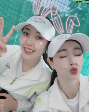 Hong Soo-ah Instagram - “KATA 2024. 10.5 한방바이오 제천시장배”

드디어 완국을 🌼💕 이뤘습니다. 
그토록 절실했던 
우여곡절이 많았던 ”완국“ !! 🏆🥇
💖💖💖

소중한 인연으로 나에게 와준 미성이💖
참 참하고 착하고 이뿐데, 
공은 무섭게 뿌시는아이! 🔥
우리 미성이 중간에 잠시 별나라 다녀온거
안비밀 🫢……. 휴 ㅋㅋㅋㅋㅋㅋㅋ
☄️🔥 나는 복도 많다 🥹💖
파트너 업고 다닐거에요… (무거움🥲) 
ㅋㅋㅋㅋㅋㅋㅋㅋㅋ
첫눈에 반했던 아이 😍
주국화 넌 국화가 어울려 👏🏻👏🏻👏🏻
추카해!! 그리구 고맙고 감사해 
🌼💕👉🏻 @mizzing_e 

우리둘댈구 운전해주구 일일매니저해준 
미성이 친동생 이뿐 현성이도 
고마와🙆🏻‍♀️💕

명희언니에게 레슨한지 1 년이 채워질때쯤
완국의 꿈을 이뤘네요 🥹
누구보다 진심을다해 
온 마음으로 응원해주는 사람💕
나보다 언니가 더 기뻤을걸 안다😭
울어써 안울어써? 😜ㅋㅋㅋㅋㅋㅋ
감사하고 존경합니다. 나의 스승님 !!💖
@tennis_kmh 

테린이 시절부터 언니댈구 놀아주고 ,🥹
진심으로 응원해주는사람 또한명 추가요!
자랑스런 슈퍼국화 이며, 🦸🏻‍♀️💕
인성까지 굿, 또 약골인 언니 튼튼하게
만들어주는 나의 트레이너! 👊🏻
여왕님두 추카하구 늘고마워 💖 @helena_tennis_ 
@evolve_training_pt 

나의 어릴적 ,
홍드로 시절부터 인연이 되어 
예쁜선물  많이 챙겨주는🎁 
연예계 마당발 
디아도라 상무님 영미언니!💖🫶🏻
언니의 손길로 파트너랑 예쁜옷 맞춰입구 
빛날수 있었오 따랑해😘
@youngmi_0909 
@diadora_korea 

일일히 나열할순 없지만 ,
온 마음을 다해
늘 진심으로 응원해주시는분들께 
다시 한번 고맙고 감사합니다. 🙇🏻‍♀️💕

제천시 테니스협회 분들 고생 많으셨습니다. 

#카타테니스 #전국대회