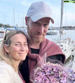Iina Kuustonen Instagram - Rakas ystäväni @tanskanen.lauri on kirjoittanut järkyttävän (ja) hienon kirjan. 

Minun sairaan kaunis elämäni❤️

Pidettiin omat julkkarit meren rannassa kukkien kera.

”Rehellinen tositarina opettaa arvostamaan elämää, vaikka kuolemanpelko olisikin aina läsnä.
 
Lauri Tanskanen oli näyttelijä ja muusikko, joka eli unelmaelämää: ihana perhe, nousujohteinen ura ja toinen lapsi juuri syntynyt. Kaikki muuttui, kun oudot vatsaoireet paljastuivat aggressiiviseksi syöväksi. Hän sai kaksi vuotta elinaikaa. 
 
Tanskanen jakaa rohkeasti ja avoimesti oppimaansa siitä, miten elää hallitsematta omaa kohtaloaan, samalla luottaen tulevaan ja yrittäen suojella läheisiä pelolta ja epätoivolta. Hän tallensi päiväkirjoihin alusta alkaen pienet ja suuret ilon hetket, mutta myös sytostaatit ja sumuiset päivät. Ne ajatusketjut, jotka käynnistyvät liian isojen asioiden äärellä. 
 
Hoitojen keskellä pakahduttava tositarina vie Laurin menneeseen, kun hän oli vielä rasavilli savolaispoika ja nuori rakastunut näyttelijä. Minun sairaan kaunis elämäni on rohkea ja toiveikas tositarina sairastumisesta, perhearjesta ja ihmiselon tärkeimmistä asioista.”

@storytel_fi 
#minunsairaankauniselämäni