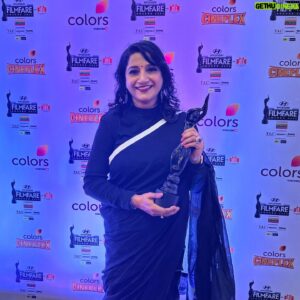 Kavita Seth Instagram - The lady in black wins the black lady!
Thank you @filmfare for giving me the Best Playback Singer (Female) award for #Rangisari. This song would not have been possible without my most trusted collaborator and producer @seth_kanishk. 
Cannot thank enough the entire team of @dharmamovies , @karanjohar , @azeemdayani (without whom this song would not have reached so many people) , @varundvn & @kiaraaliaadvani for adding even more colours to the song!