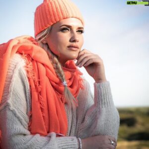 Sarah Knappik Instagram - Schaut unbedingt bei @medusasylt vorbei es gibt wunderschöne Schals und Mützen. Mein absoluter Favorit ist diese Kombination. Bestellen gerne per SMS oder auf der Instagram Seite bei @medusasylt eure Sarah